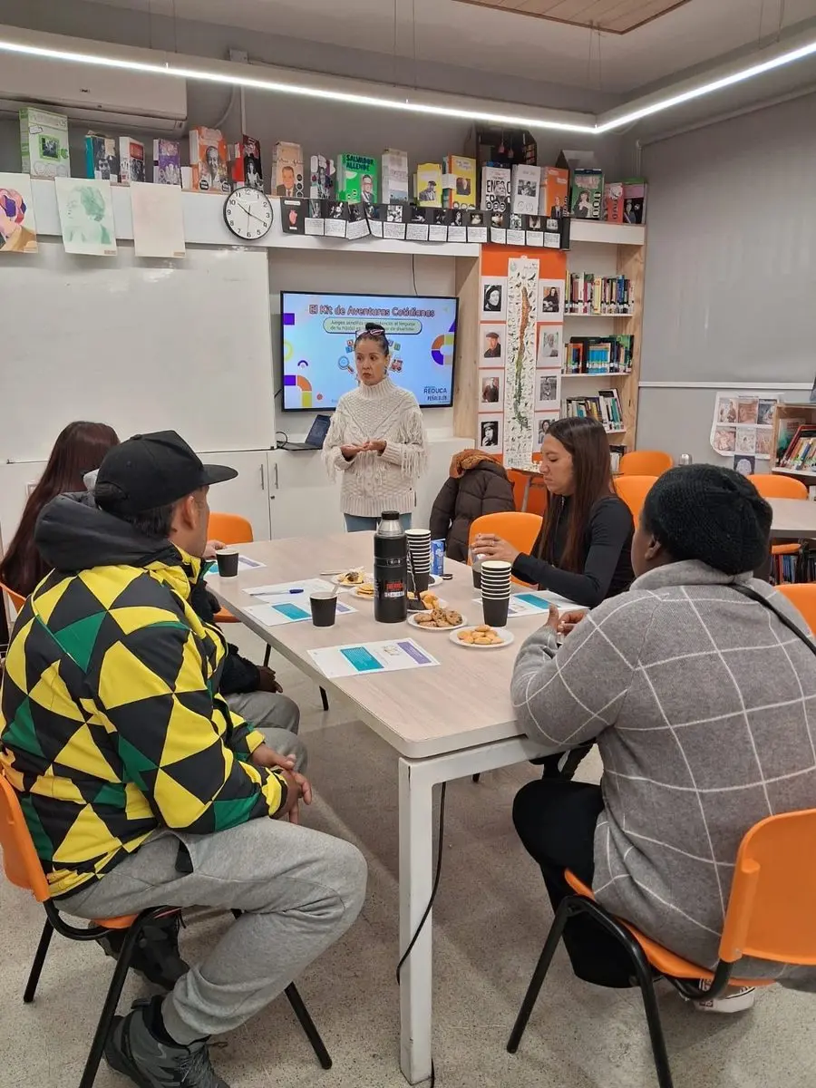 Viviana Rivera Barrientos presentando el Kit de Aventuras Cotidianas a familias