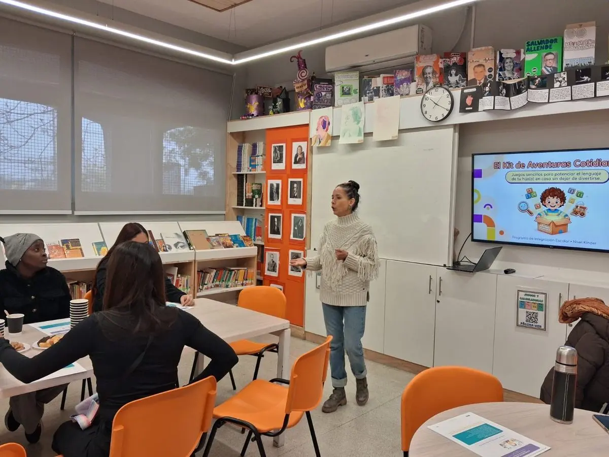 Viviana Rivera Barrientos en el taller con familias del Programa PIE